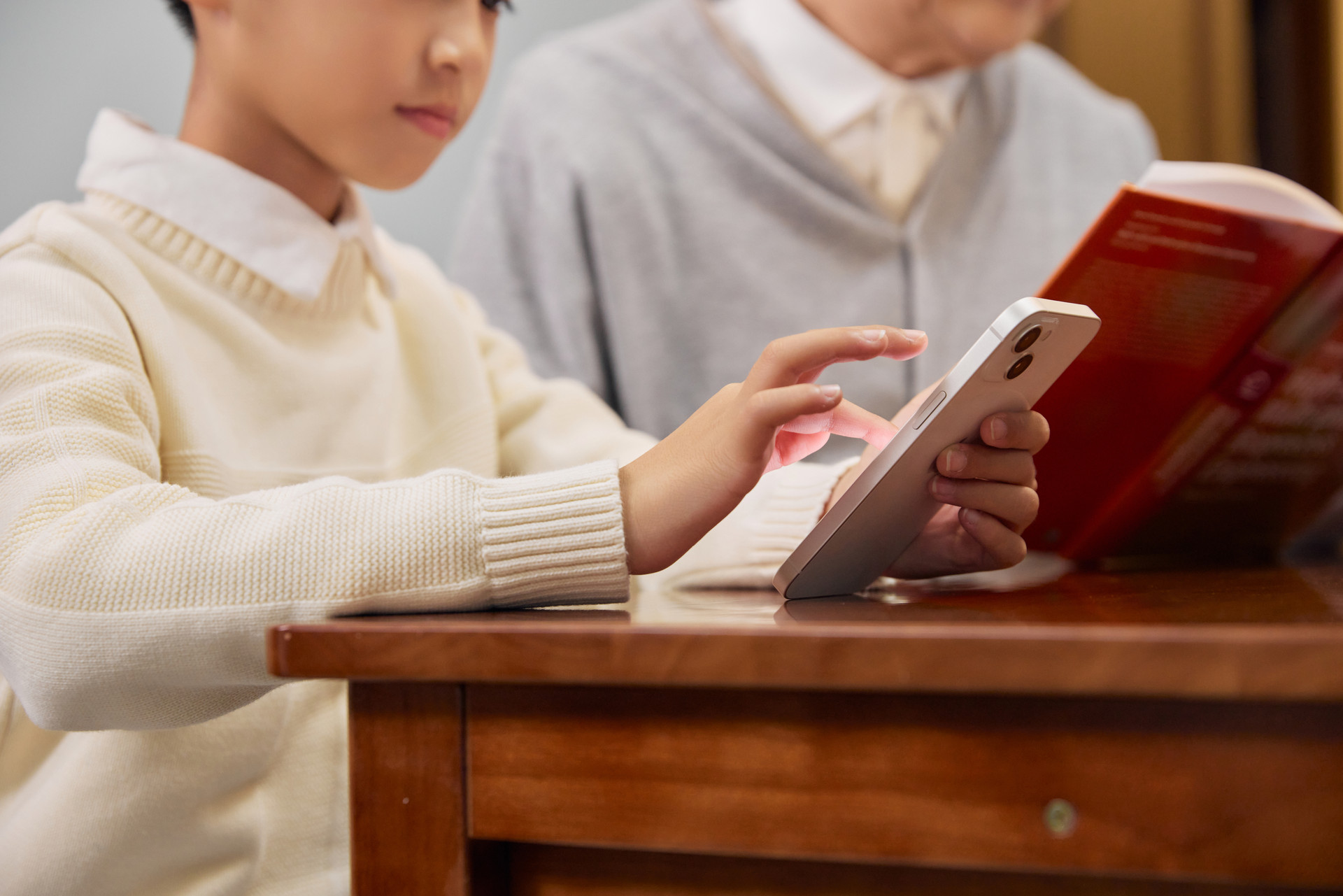 14岁孩子叛逆不上学怎么办？雅方教育真的那么神奇吗？
