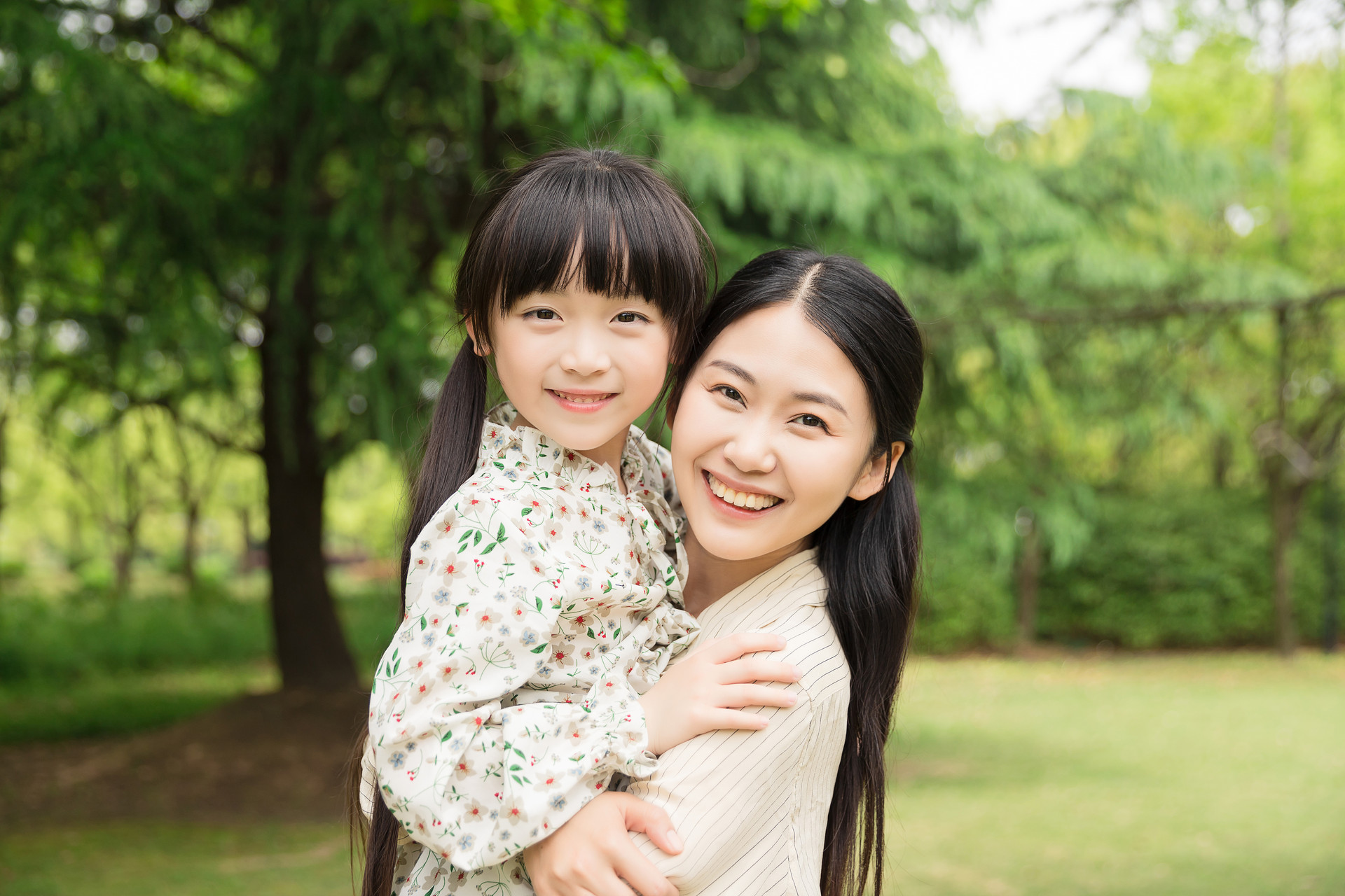 成年女儿怨恨父母怎么办？雅方家庭教育有效果吗？
