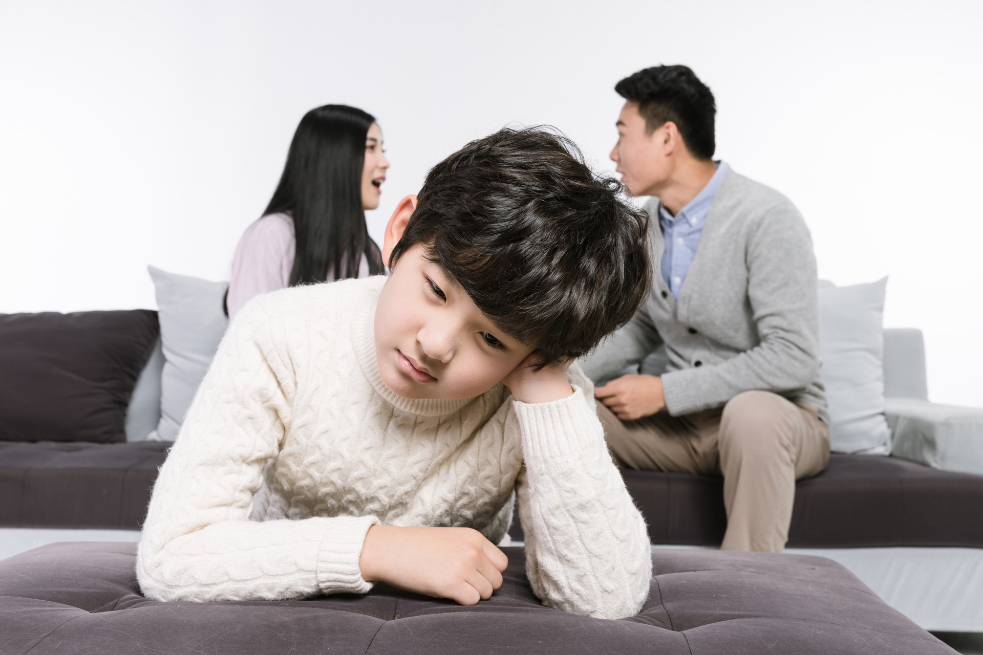 紧张高压的家庭氛围会害了孩子